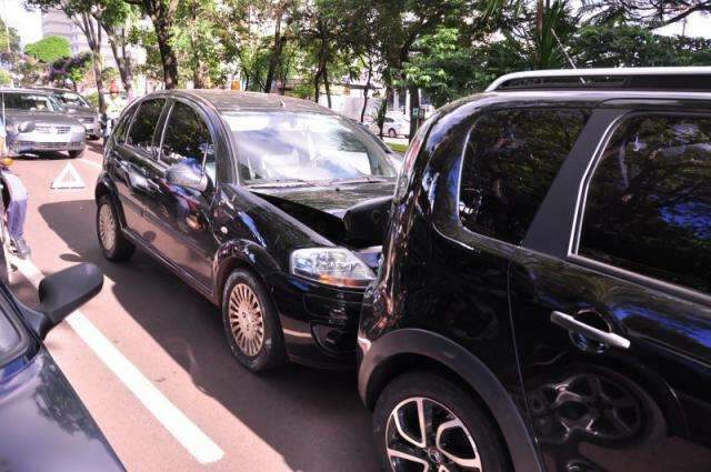 Acidente deixa tr&acirc;nsito lento na avenida Afonso Pena