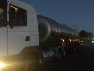 Caminhão transportava combustível ilegalmente. (Foto: PMA)