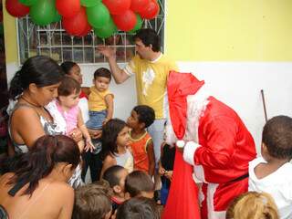 Papai Noel entrega brinquedos para as crianças no bairro Aero Rancho (foto: divulgação/Natal Encantado)