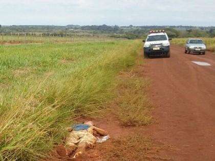Homem &eacute; encontrado morto a golpes de faca em estrada de terra 