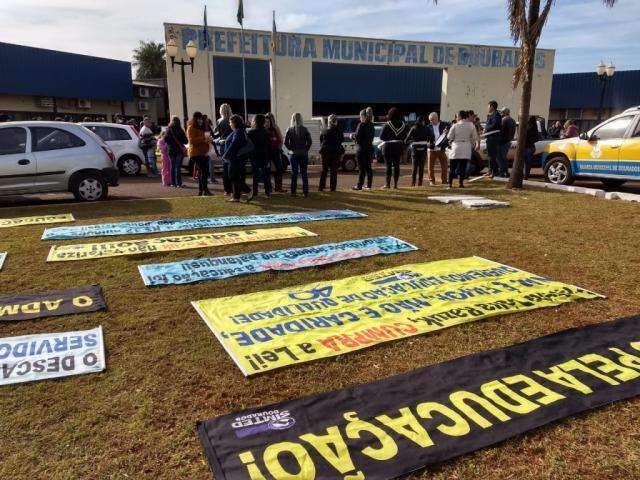 Em dia de greve, professores protestam na prefeitura 
