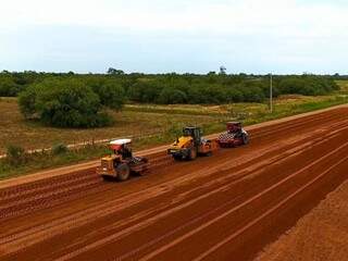 Obra de pavimentação da rodovia no Paraguai (Chico Ribeiro - Governo MS)