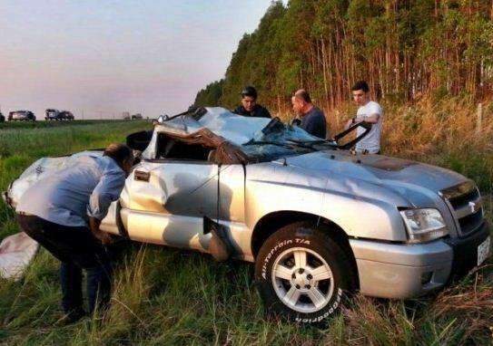 Caminhonete capota e condutor fica preso &agrave;s ferragens na BR-060