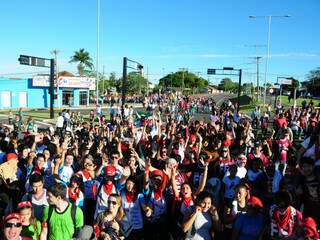 Cerca de 3 mil jovens percorreram Via Morena até Praça do Papa. (Foto: Rodrigo Pazinato)