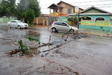 Com chuva forte, asfalto cede e carro cai em cratera na avenida Capital