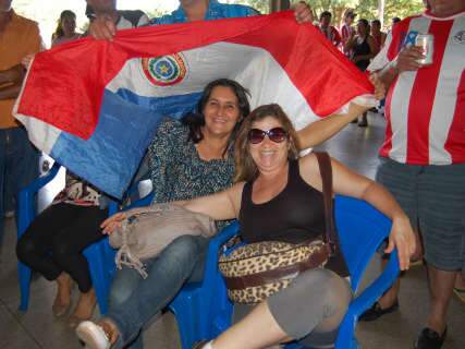  Duzentas pessoas acompanham final na Associação Paraguaia