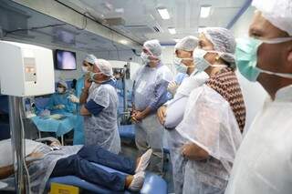 Pacientes fazem cirurgias oftalmológicas em carretas equipadas. (Foto: Chico Ribeiro)