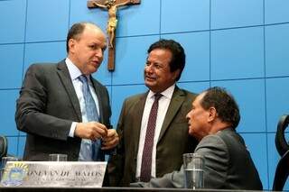 O presidente da Assembleia, Junior Mochi, com Amarildo Cruz (PT) e Zé Teixeira (DEM), 2º e 1º secretários (Foto: Divulgação)