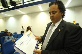 Vereador Delegado Wellington com moção de congratulação (Foto: André Bittar)