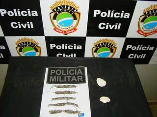 Material foi apreendido durante revista das polícias Civil e Militar em colchão que deveria ser entregue (Foto: Divulgação)