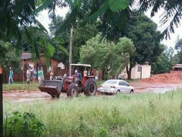 Bairros ficam intransit&aacute;veis e trator auxilia motoristas ap&oacute;s temporal
