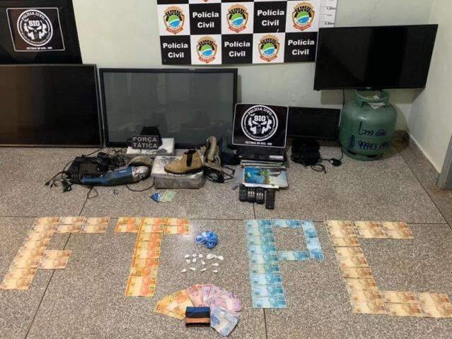 Opera&ccedil;&atilde;o prende receptador com drogas, dinheiro e objetos roubados   