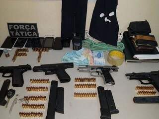 Pistolas e munições encontradas com quatro homens presos ontem à noite em Dourados (Foto: Divulgação/PM)