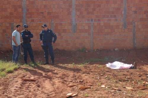 Pol&iacute;cia identifica homem encontrado morto em terreno baldio 