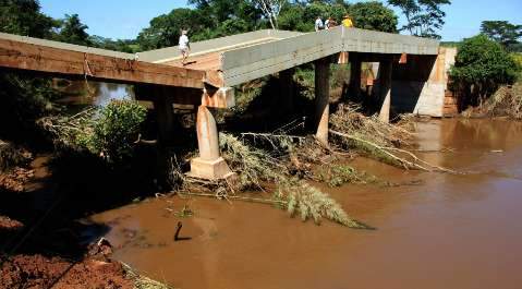 Azambuja pede pressa na recuperação de ponte destruída pela chuva