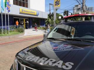 Viatura do Garras na porta de agência do Banco do Brasil que foi assaltada nesta terça (Foto: Marcos Ermínio)