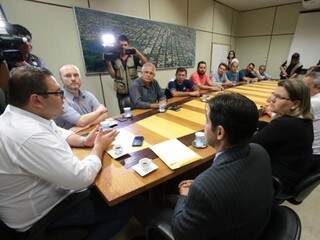 Vereadores reunidos com promotores de Justiça, em fevereiro deste ano (Foto: Thiago Morais/Divulgação)