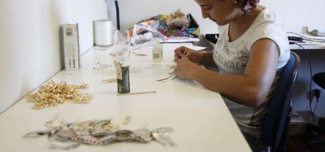 Designer leva bijuterias produzidas aqui para EUA, Espanha, It&aacute;lia e Dubai 