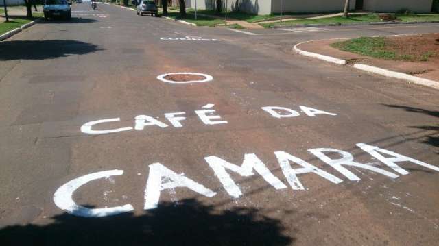 Em protesto bem humorado, buraco &quot;pede socorro&quot; no Centro de Campo Grande