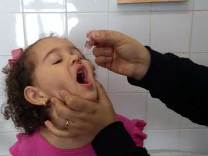 Postos de saúde abrem as portas para vacinar contra polio e sarampo