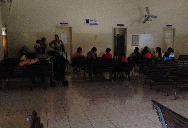 Depois de alagar por causa da chuva, posto de sa&uacute;de fica sem energia 