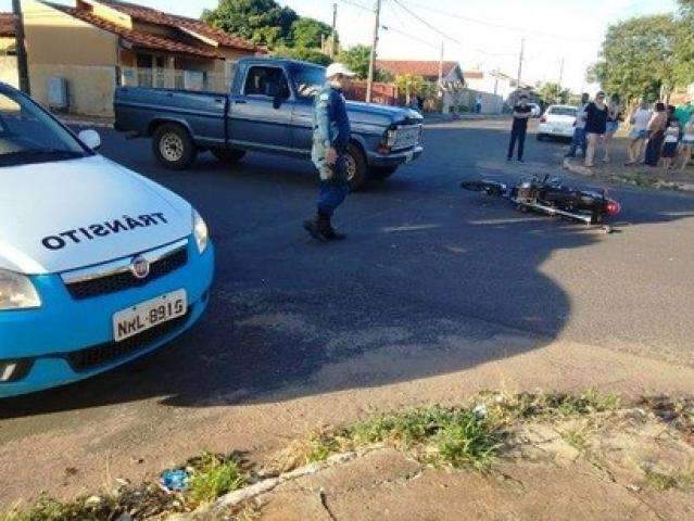 Motociclista avan&ccedil;a a preferencial e &eacute; atingido por tenente da PM 