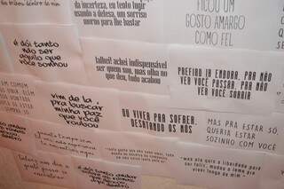 Frases estavam coladas na parede (Foto: Alana Portela)