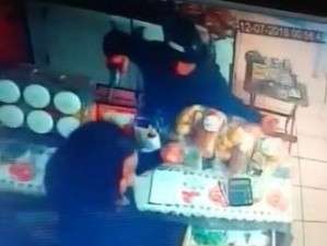 Pol&iacute;cia encontra arma que seria de comparsa do assassino de vendedor