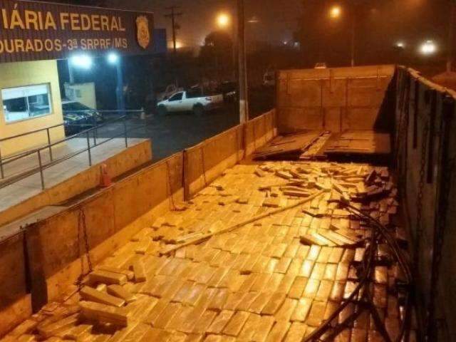 Ve&iacute;culo e carreta apreendidos pela PRF transportavam 1,6 mil quilos de maconha 