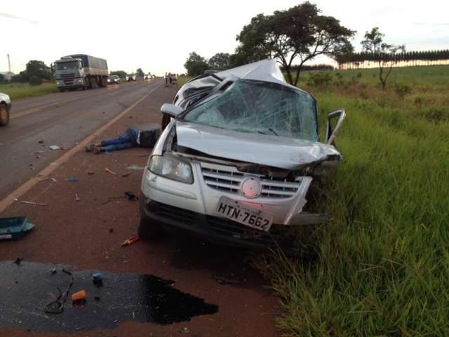 Acidente envolvendo dois carros e uma moto deixa um homem morto na BR-060 