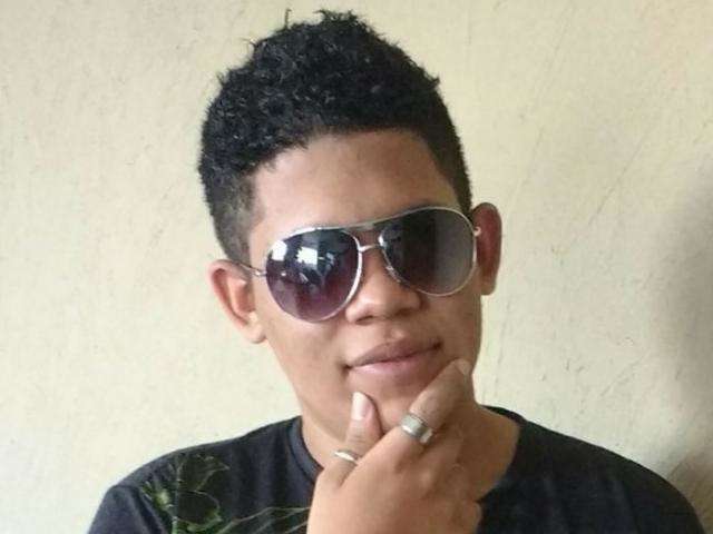 Professores trabalham de luto um dia ap&oacute;s morte de aluno durante assalto