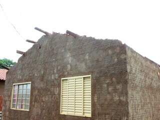 Casa ficou destelhada após ventania (Foto: Greice batista/Site Sidrolândia News)