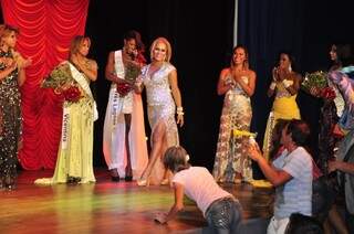 Sob aplausos da torcida, Paulinha Martinelli foi coroada Miss Transformista 2013.