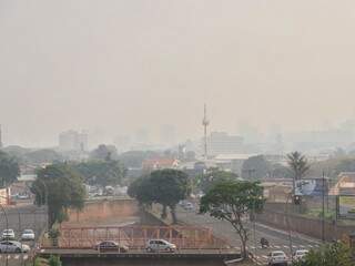 De pontilhão sobre a Avenida Ernesto Geisel, é possível ver a fumaça mais densa (Foto: Henrique Kawaminami)