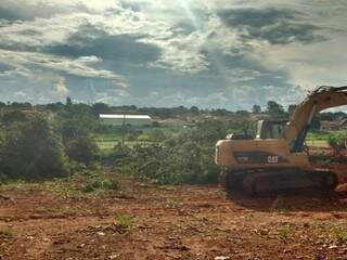 Máquina na área onde será erguido residencial. (Foto: Mayara Bueno).