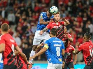 Disputa de bola durante o jogo desta noite. (Foto: Cruzeiro Futebol Clube) 