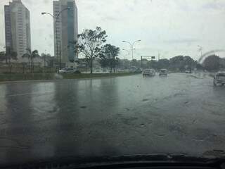 Na região da avenida Via Parque já chove forte. (Foto: Thailla Torres)