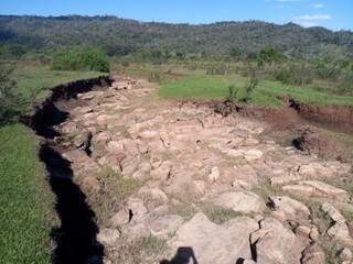 Apenas capim e pedras ocupam leito seco do Salobrão (Foto: Divulgação/IHP)