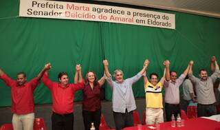 Senador Delcídio do Amaral comemora reforço do PT no Cone Sul com filiação da prefeita de Eldorado e vereadores. 