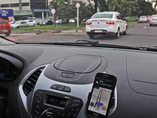 Motorista de aplicativo em avenida movimentada de Campo Grande (Foto: Marcos Ermínio/Arquivo)