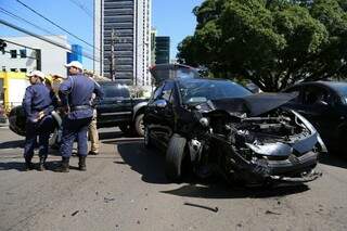 O carro da médica ficou destruído (Foto: Fernando Antunes)