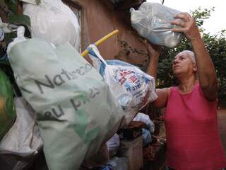 Lenira conta que sempre separou o lixo orgânico do reciclável. (Fotos: Marcelo Victor)  