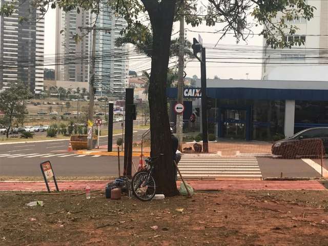 Ca&ccedil;amba bloqueia ciclovia ao lado de placa de proibido estacionar 