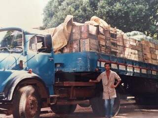 Waldir no transporte de legumes e verduras em 1990. (Foto: Acervo Pessoal)