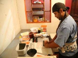Sushiman há cinco anos, Thyago de Souza Elias, prepara o sushi delivery em casa. (Foto: Fernando Antunes)