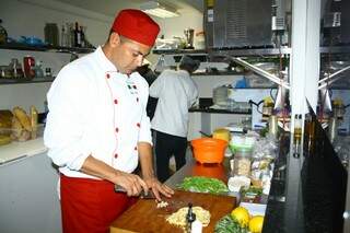 Chef Valmir Vieira durante o preparo de um dos pratos servidos no restaurante. (Foto: Marcos Ermínio)