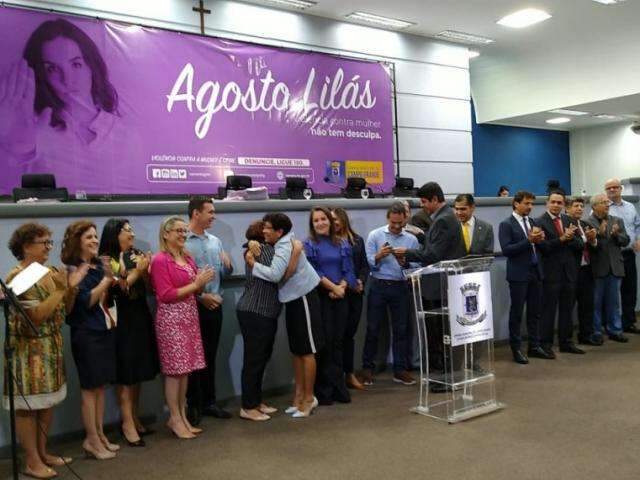 Com audit&oacute;rio cheio, prefeito regulamenta Sistema &Uacute;nico de Assist&ecirc;ncia Social