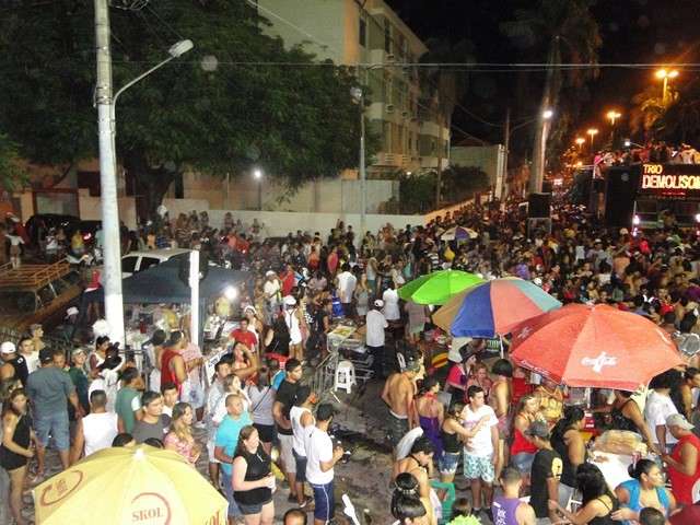 Mais de 10 mil foli&otilde;es lotam o centro de Corumb&aacute; na segunda noite de Carnaval 