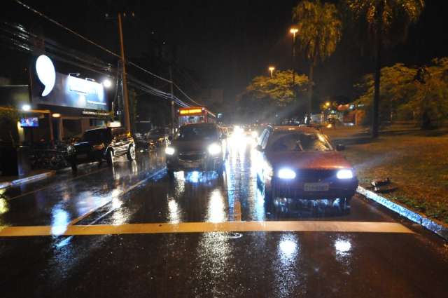 Contrariando meteorologia, chuva vinda de S&atilde;o Gabriel ameniza calor na Capital