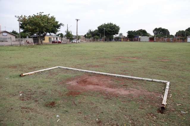 Abandonados, campos espantam desportistas e atraem marginais